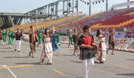 Đoàn Việt Nam với khoảng 40 nghệ sĩ múa thuộc Nhà hát Ca Múa Nhạc Việt Nam tham gia lễ hội Chingay 2015.